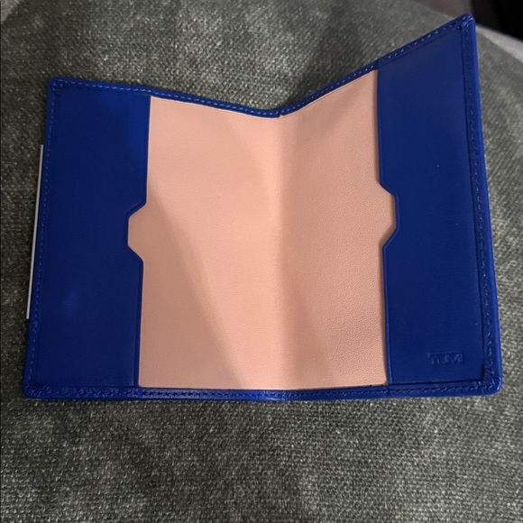 Tumi Royal Blue Leather Passport & Card Holder-Brand New! Authentic! - Picture 4 of 5